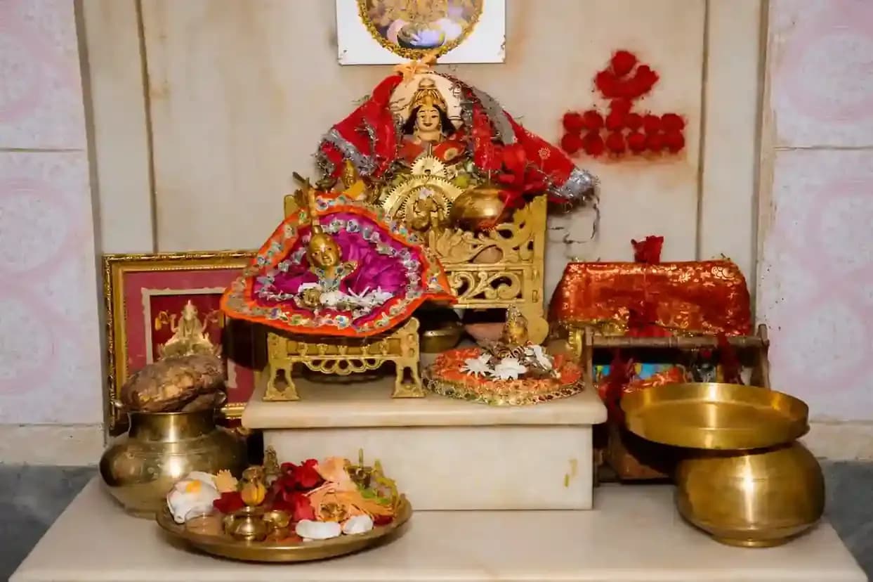 Harmonious Fusion: Wooden and Marble Mandir Designs for Homes