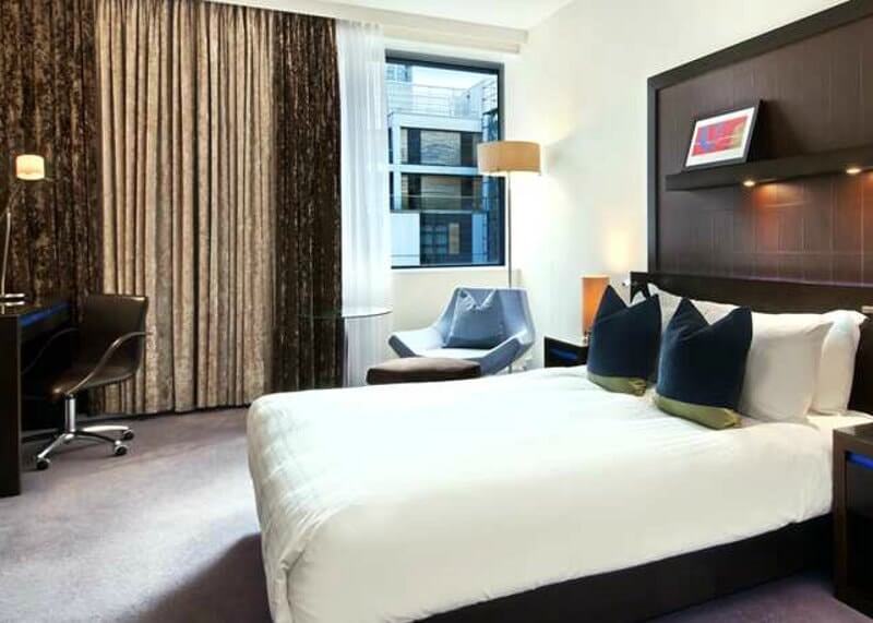 Contemporary-Green-Hotel-Interior-Design-of-Hilton-London-Canary-Wharf-London-UK-Guest-Room-01