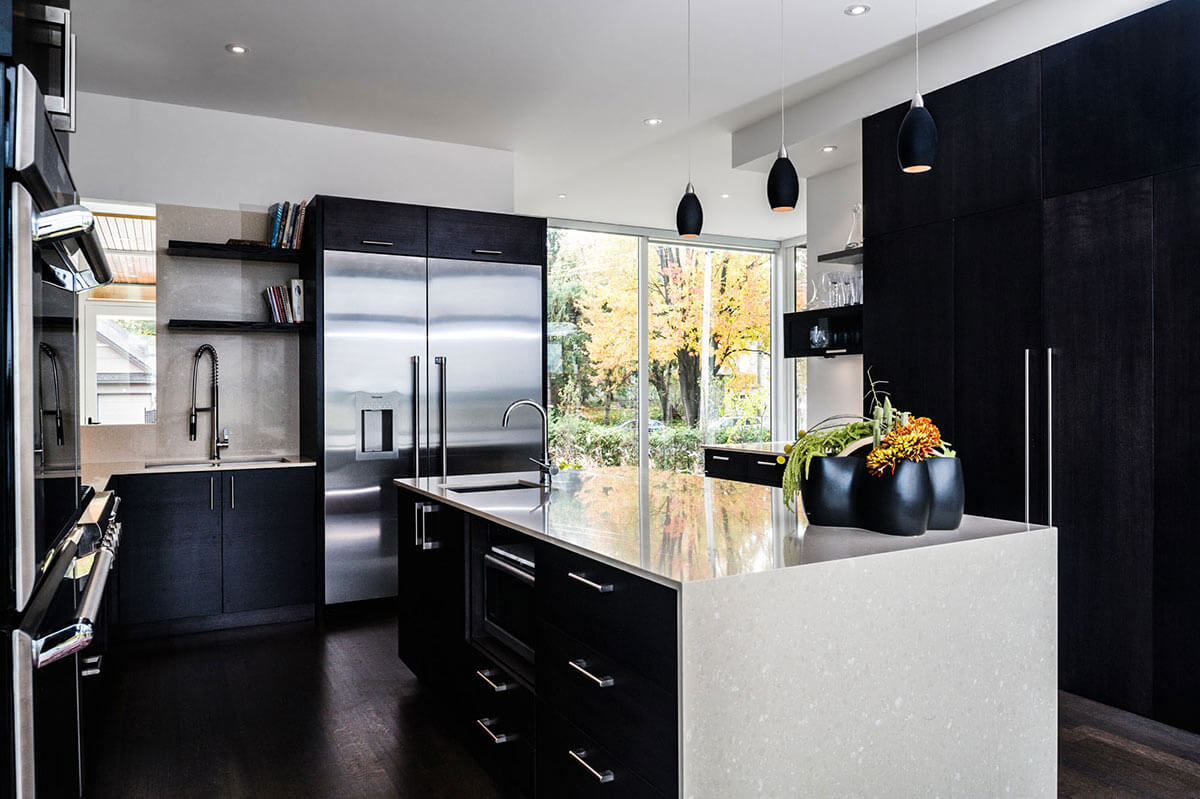 amazing-black-and-white-kitchen-with-kitchen-cabinets-with-microwave-kitchen-sink-faucets-refrigerator-with-freezer-and-stainless-steel-door-built-in-wal
