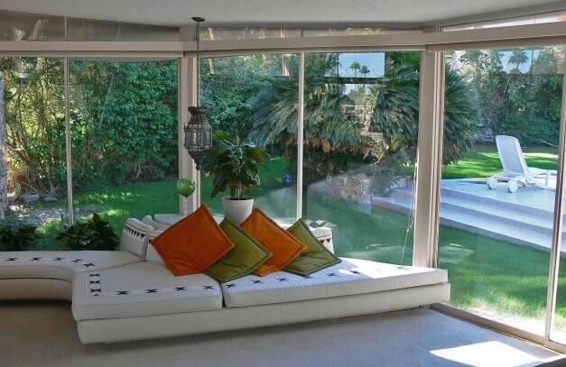 floortoceiling-windows-at-the-elvis-honeymoon-hideaway-elvis-627x407