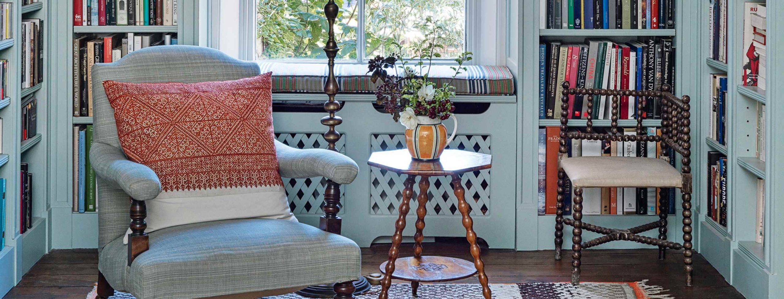 Cozy Corner: Personalized Reading Nooks in Bedroom Interiors