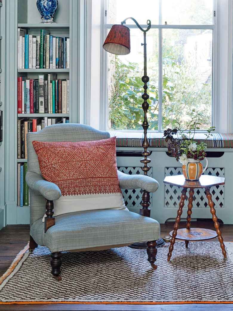 Cozy Corner: Personalized Reading Nooks in Bedroom Interiors